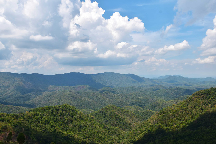  Nhìn từ đèo Gia Bắc, núi non trùng điệp dưới mây trời trong xanh.