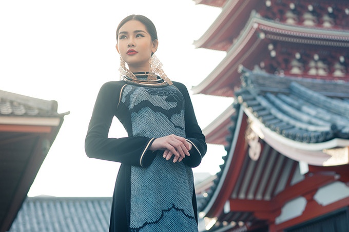  Áo dài trong 'Bí mật Tokyo' được xây dựng trên những tông màu đỏ, trắng, đen.