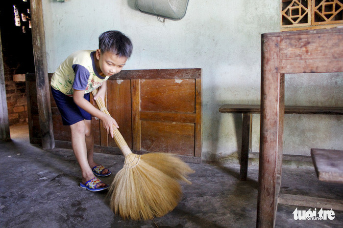  Mỗi khi mẹ đưa em trai vào viện điều trị, Tây tự biết dọn dẹp nhà cửa 