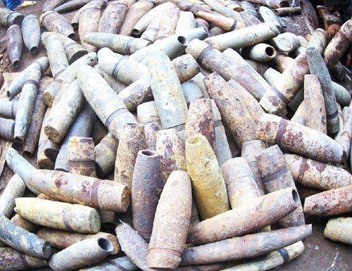 Những quả bom, đầu đạn được cưa cắt tháo kíp nổ chất đống cao là cảnh tượng phổ biến ở Diễn Hồng cách đây hơn chục năm.