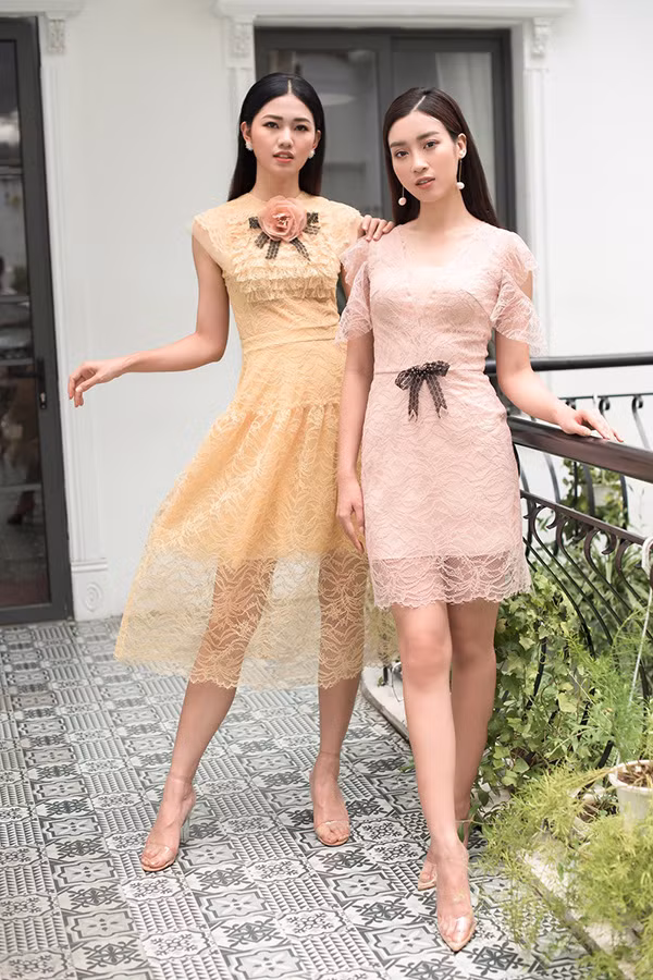 Mỹ Linh, Thanh Tú kết hợp trang phục cùng sandal quai trong suốt, tạo nên tổng thể hài hòa. Mỹ Linh, Thanh Tú kết hợp trang phục cùng sandal quai trong suốt, tạo nên tổng thể hài hòa.