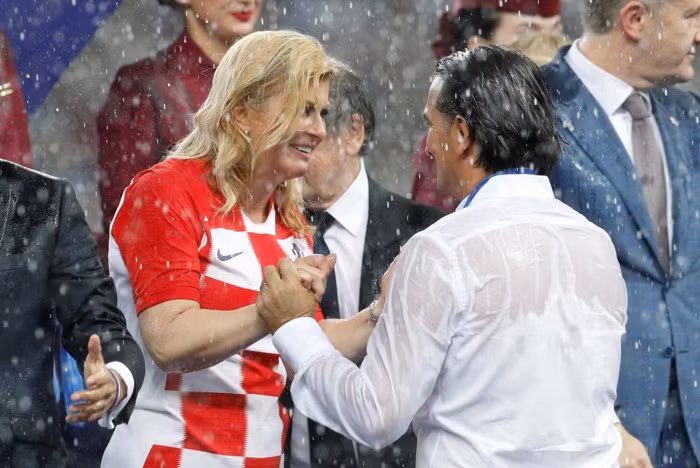 HLV Zlatko Dalic lên bục nhận giải nhì trong cơn mưa như trút nước ở Luzhniki.