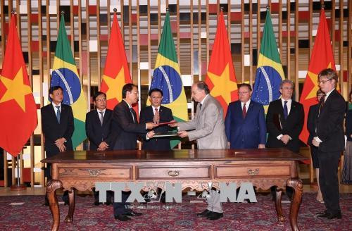 Phó Thủ tướng Vương Đình Huệ chứng kiến Lễ ký Hiệp định Vận chuyển hàng không giữa Chính phủ hai nước. Phó Thủ tướng Vương Đình Huệ chứng kiến Lễ ký Hiệp định Vận chuyển hàng không giữa Chính phủ hai nước.