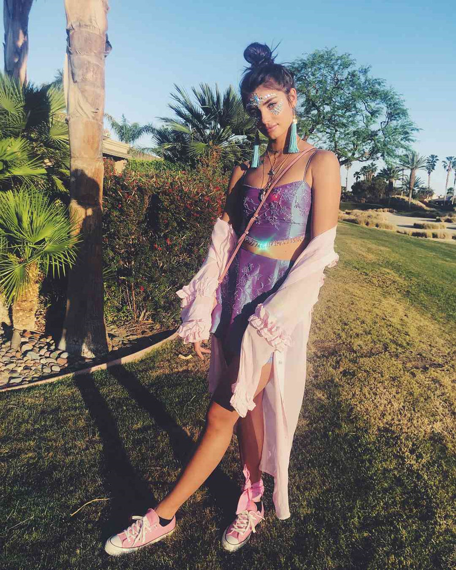 Taylor Hill cũng lựa chọn phong cách này theo xu hướng retro với set đồ gam màu tím duyên dáng cùng áo khoác mỏng hờ hững bên ngoài và cách trang điểm phá cách, phù hợp với những buổi tiệc ngoài trời. Taylor Hill cũng lựa chọn phong cách này theo xu hướng retro với set đồ gam màu tím duyên dáng cùng áo khoác mỏng hờ hững bên ngoài và cách trang điểm phá cách, phù hợp với những buổi tiệc ngoài trời.