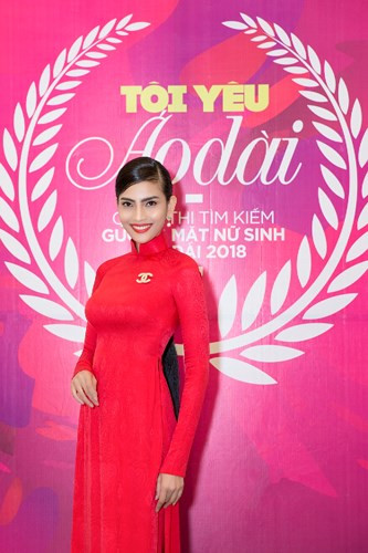 Là 1 trong những thành viên BGK, Trương Thị May ngay khi xuất hiện đã tạo được sự chú ý bởi vẻ đẹp mặn mà trong tà áo dài thướt tha. Là 1 trong những thành viên BGK, Trương Thị May ngay khi xuất hiện đã tạo được sự chú ý bởi vẻ đẹp mặn mà trong tà áo dài thướt tha.