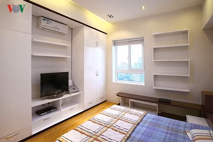  Hệ thống tủ đa chức năng: Tủ quần áo, kệ ti vi và kệ trang trí.