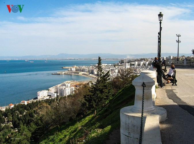 Algiers là thủ đô của Algeria, quốc gia thuộc Bắc Phi. Thành phố này dù không nổi tiếng trên bản đồ du lịch nhưng sở hữu vẻ đẹp hài hòa rất duyên dáng.
