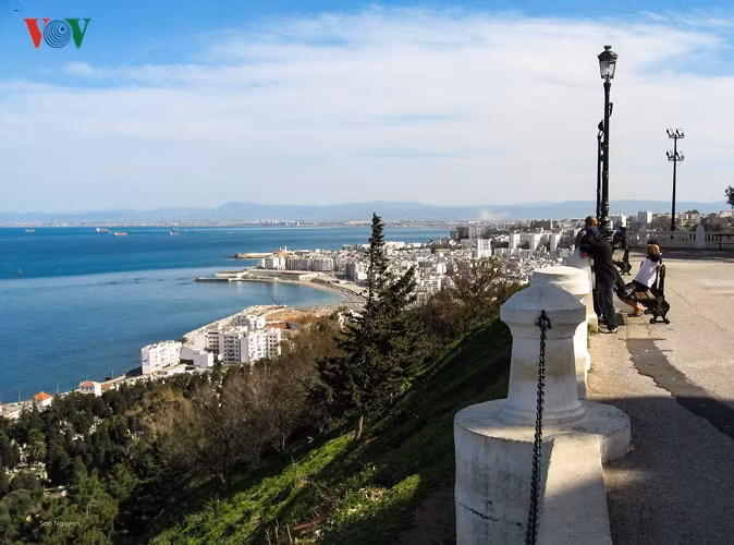 Algiers là thủ đô của Algeria, quốc gia thuộc Bắc Phi. Thành phố này dù không nổi tiếng trên bản đồ du lịch nhưng sở hữu vẻ đẹp hài hòa rất duyên dáng.