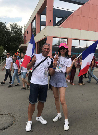 Trước giờ bóng lăn, Á hậu Việt Nam 2016 đến sớm để chụp ảnh kỷ niệm cùng nhiều cổ động viên đến từ các quốc gia khác. Cô cũng livestream trên trang cá nhân và tạo dáng bên sân bóng 3D để truyền tải sức nóng từ Nga về quê nhà. Thanh Tú cho biết từ 14h30 phút (theo giờ Moskva), ban tổ chức đã mở cửa cho cổ động viên vào sân để ổn định chỗ ngồi. Đến 17h30 phút, lễ bế mạc World Cup 2018 mới bắt đầu.