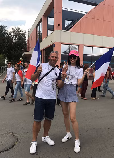 Trước giờ bóng lăn, Á hậu Việt Nam 2016 đến sớm để chụp ảnh kỷ niệm cùng nhiều cổ động viên đến từ các quốc gia khác. Cô cũng livestream trên trang cá nhân và tạo dáng bên sân bóng 3D để truyền tải sức nóng từ Nga về quê nhà. Thanh Tú cho biết từ 14h30 phút (theo giờ Moskva), ban tổ chức đã mở cửa cho cổ động viên vào sân để ổn định chỗ ngồi. Đến 17h30 phút, lễ bế mạc World Cup 2018 mới bắt đầu.