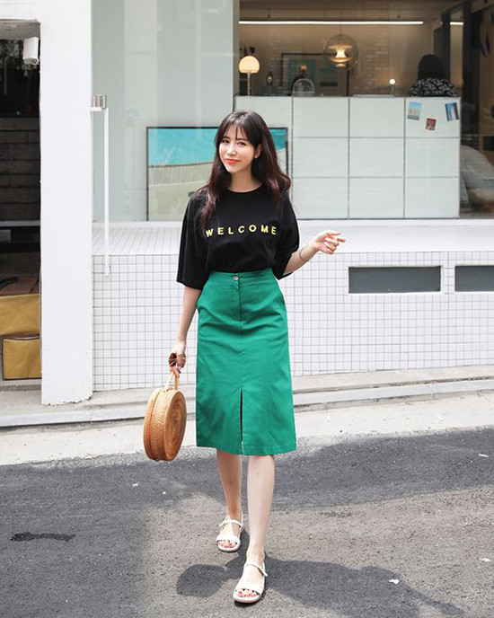 Diện áo thun cùng các kiểu chân váy thanh lịch là phong cách được nhiều bạn gái trẻ yêu thích.