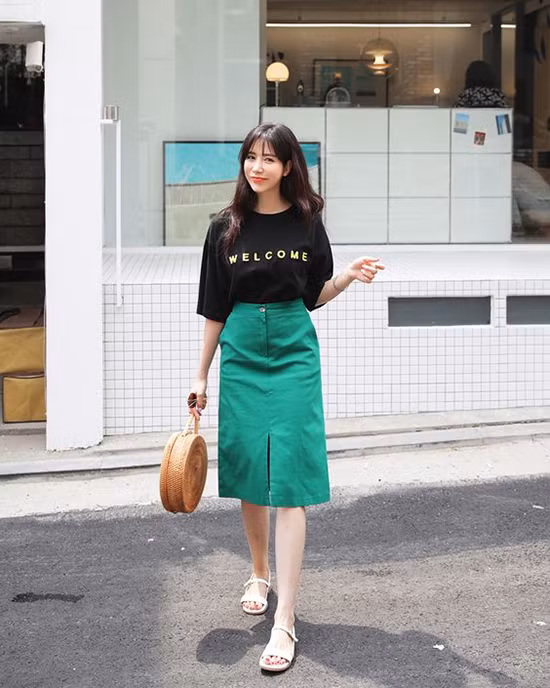  Diện áo thun cùng các kiểu chân váy thanh lịch là phong cách được nhiều bạn gái trẻ yêu thích.