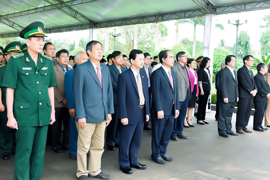 Các đại biểu viếng Nghĩa trang liệt sĩ. Ảnh: Đức Thụy