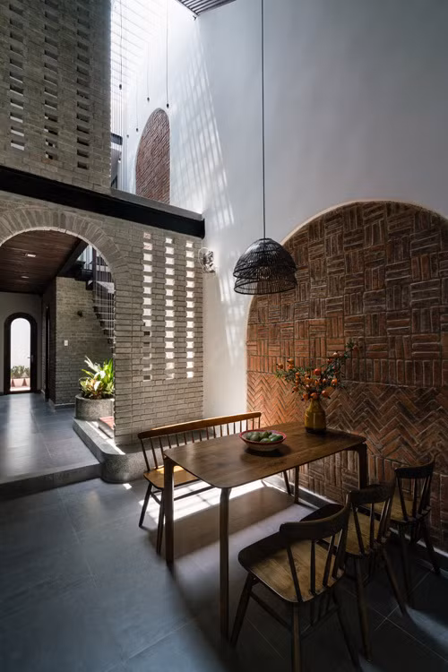 Nhờ vậy, từ mọi vị trí trong nhà đều có thể cảm nhận được sự thay đổi của ánh sáng, không khí và gió trời.