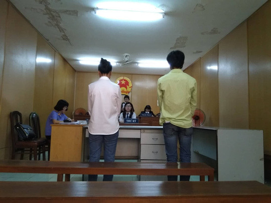  Hai vợ chồng Diệp nghe tòa tuyên án.