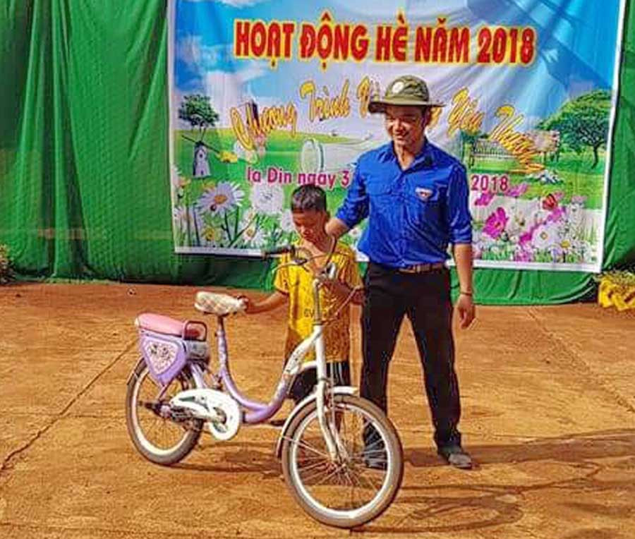  Tặng xe đạp cho học sinh nghèo vượt khó tại xã Ia Din. Ảnh: P.N