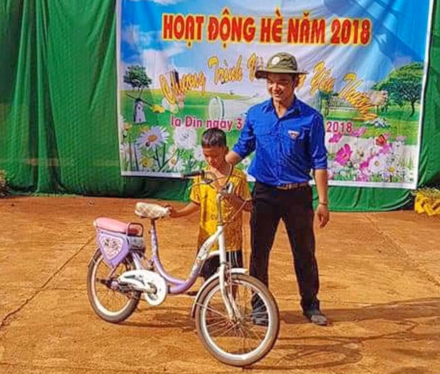  Tặng xe đạp cho học sinh nghèo vượt khó tại xã Ia Din. Ảnh: P.N