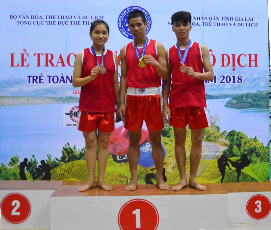  Rơ Chăm Độ (vị trí số 1) trên bục nhận HCV tại Giải Vô địch trẻ toàn quốc Kick boxing năm 2018. Ảnh: M.V