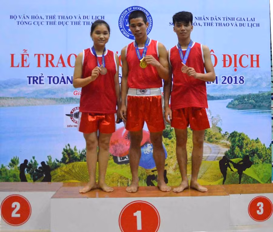  Rơ Chăm Độ (vị trí số 1) trên bục nhận HCV tại Giải Vô địch trẻ toàn quốc Kick boxing năm 2018. Ảnh: M.V