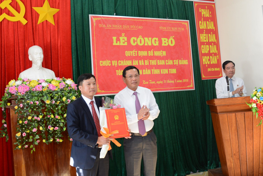 Phó Chánh án TANDTC Nguyễn Văn Du trao quyết định bổ nhiệm Chánh án cho đồng chí Nguyễn Văn Dũng.