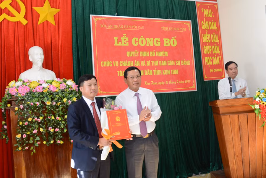 Phó Chánh án TANDTC Nguyễn Văn Du trao quyết định bổ nhiệm Chánh án cho đồng chí Nguyễn Văn Dũng.