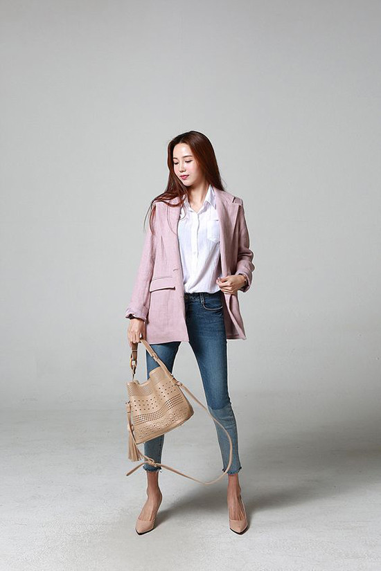 Sơ mi trắng quen thuộc sẽ trở nên bắt mắt khi được kết hợp cùng blazer hồng, quần skinny, túi xách tay tiện dụng.