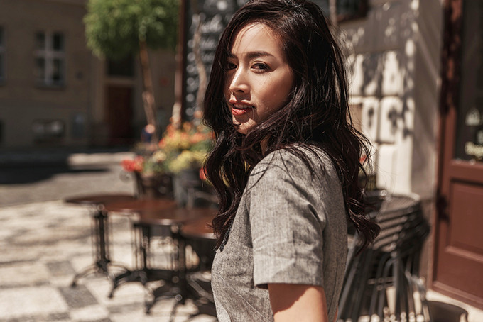 Gam màu trung tính mang lại vẻ thanh nhã nhưng không quá khô khan cho các kiểu váy liền thân, váy suông khi đến văn phòng.