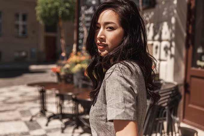 Gam màu trung tính mang lại vẻ thanh nhã nhưng không quá khô khan cho các kiểu váy liền thân, váy suông khi đến văn phòng. Gam màu trung tính mang lại vẻ thanh nhã nhưng không quá khô khan cho các kiểu váy liền thân, váy suông khi đến văn phòng.