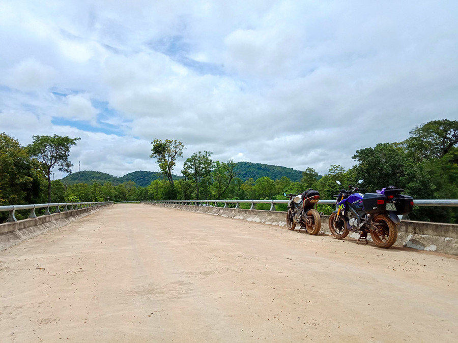 Nhưng phần thưởng cho những khó khăn là những cảnh đẹp đến xao lòng như thế này với mây trời, dòng sông, cây cầu giữa đại ngàn.