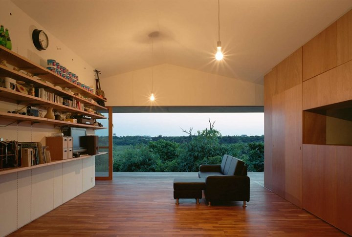  Kệ gỗ bố trí dọc tường làm giá sách, kệ trang trí.