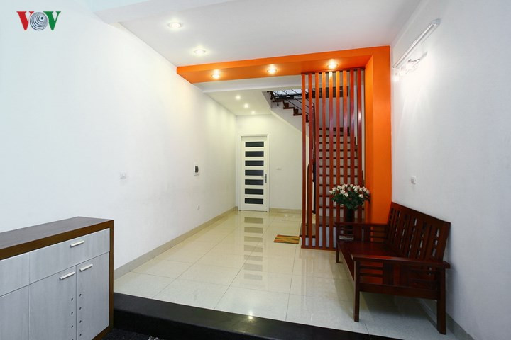 Không gian tầng trệt của một ngôi nhà phố có bề ngang hẹp. Không gian này được thiết kế là một phòng khách tạm, bởi phòng sinh hoạt chung ở trên lầu. Thực tế nơi này rất ít sử dụng nên chủ nhà chỉ kê một chiếc ghế dài áp tường - thay vì một bộ bàn ghế đầy đủ, để không gian thoáng rộng và tiện dụng cho việc đi lại. Không gian tầng trệt của một ngôi nhà phố có bề ngang hẹp. Không gian này được thiết kế là một phòng khách tạm, bởi phòng sinh hoạt chung ở trên lầu. Thực tế nơi này rất ít sử dụng nên chủ nhà chỉ kê một chiếc ghế dài áp tường - thay vì một bộ bàn ghế đầy đủ, để không gian thoáng rộng và tiện dụng cho việc đi lại.