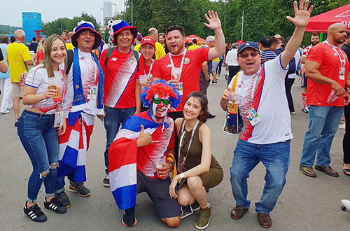  Thu Hằng nhảy nhót, la hét cùng cổ động viên khi đội Pháp mở tỷ số ở hiệp một. 