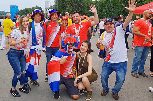  Thu Hằng nhảy nhót, la hét cùng cổ động viên khi đội Pháp mở tỷ số ở hiệp một. 