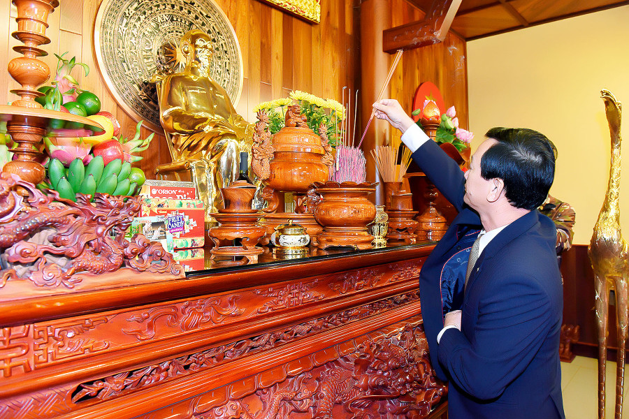 Lãnh đạo tỉnh dâng hương tại nhà Nhà thờ Bác Hồ. Ảnh: Đức Thụy