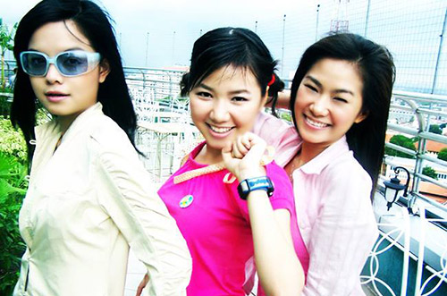 Năm 2004, Quỳnh Anh (trái) gia nhập nhóm H.A.T cùng Lương Bích Hữu (phải) và Quỳnh Anh do 