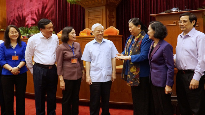 Tổng bí thư Nguyễn Phú Trọng trao đổi với các đại biểu dự hội nghị Tổng bí thư Nguyễn Phú Trọng trao đổi với các đại biểu dự hội nghị