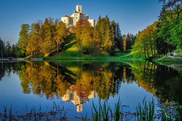  Cảnh đẹp nơi đây gợi nhớ câu thơ: “Long lanh đáy nước in trời. Thành xây khói biếc non phơi bóng vàng.”