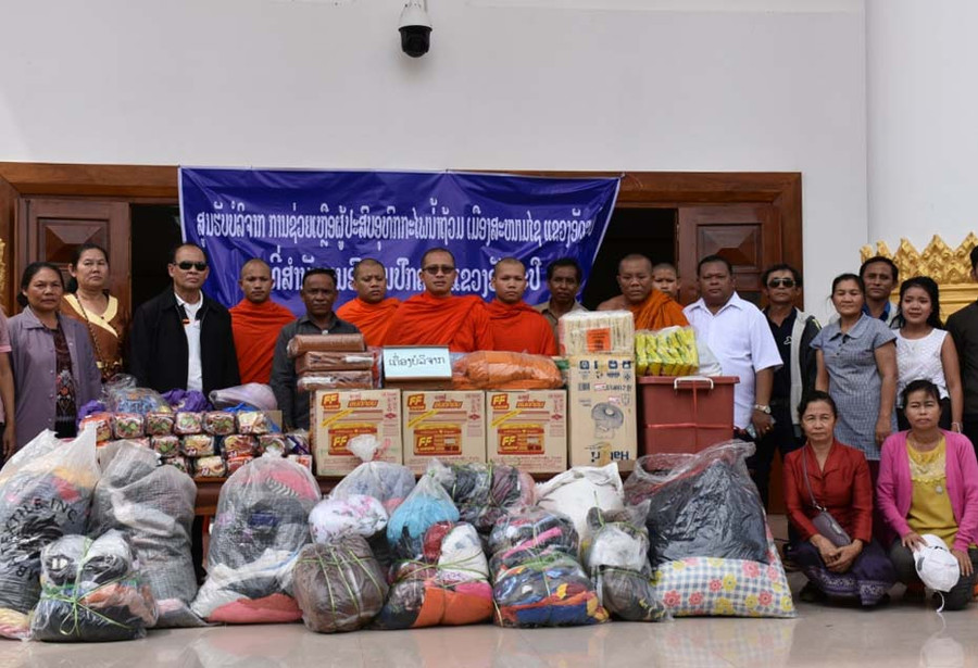 Một đoàn từ thiện đến từ tỉnh Sê Kông (Lào) chở hàng hóa đến cứu trợ người dân huyện Sanamsay