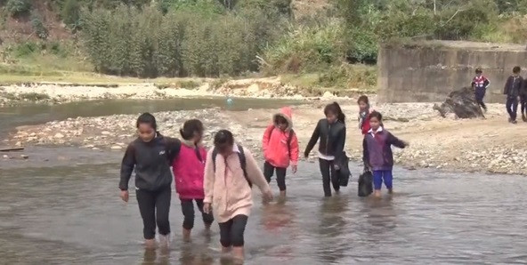  Suốt 8 năm nay, người dân xã xã Đắk Blo, huyện Đắk Glei, tỉnh Kon Tum đã liều mình lội suối đi lại sau khi cầu Đắk Pam bị lũ cuốn trôi - (Ảnh minh họa)