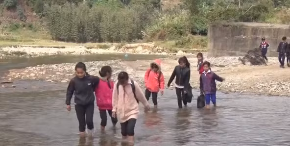 Suốt 8 năm nay, người dân xã xã Đắk Blo, huyện Đắk Glei, tỉnh Kon Tum đã liều mình lội suối đi lại sau khi cầu Đắk Pam bị lũ cuốn trôi - (Ảnh minh họa) Suốt 8 năm nay, người dân xã xã Đắk Blo, huyện Đắk Glei, tỉnh Kon Tum đã liều mình lội suối đi lại sau khi cầu Đắk Pam bị lũ cuốn trôi - (Ảnh minh họa)