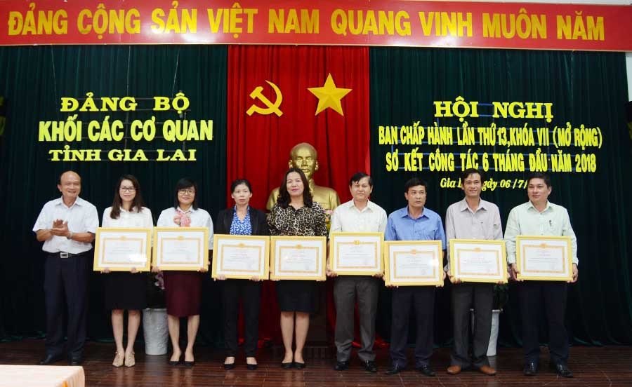 Ban Thường vụ Đảng ủy Khối tặng giấy khen cho các tập thể. Ảnh: Phương Vi  Ban Thường vụ Đảng ủy Khối tặng giấy khen cho các tập thể. Ảnh: Phương Vi