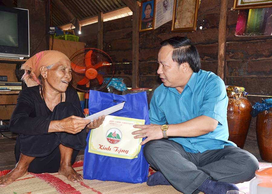 1- Phó Bí thư Tỉnh ủy Châu Ngọc Tuấn đến thăm tặng quà cho gia đình bà Nay H’Brí là thân nhân liệt sĩ (ở buôn Hiao, xã Chư Băh, thị xã Ayun Pa). Ảnh: Đức Phương 