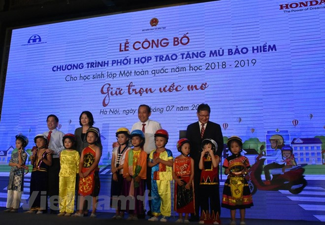 Mũ bảo hiểm đạt chuẩn được trao tặng miễn phí cho tất cả học sinh lớp Một. 