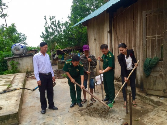 Khởi công xây nhà tình nghĩa cho gia đình chị Bùi Thị Diến. Ảnh: Quân Tùng  Khởi công xây nhà tình nghĩa cho gia đình chị Bùi Thị Diến. Ảnh: Quân Tùng