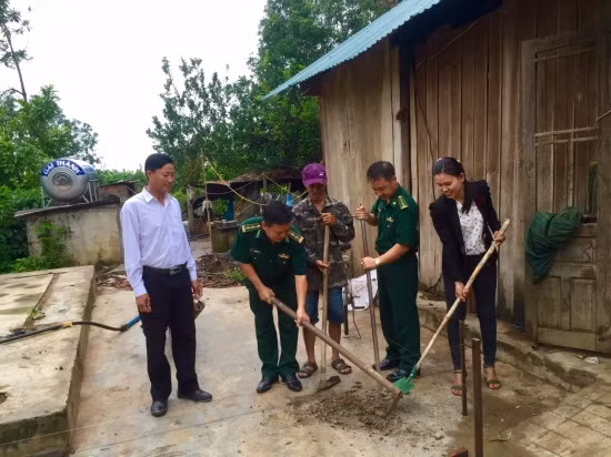  Khởi công xây nhà tình nghĩa cho gia đình chị Bùi Thị Diến. Ảnh: Quân Tùng