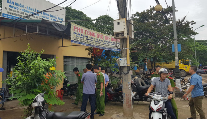 Cơ quan chức năng khám nghiệm hiện trường để điều tra vụ việc Cơ quan chức năng khám nghiệm hiện trường để điều tra vụ việc