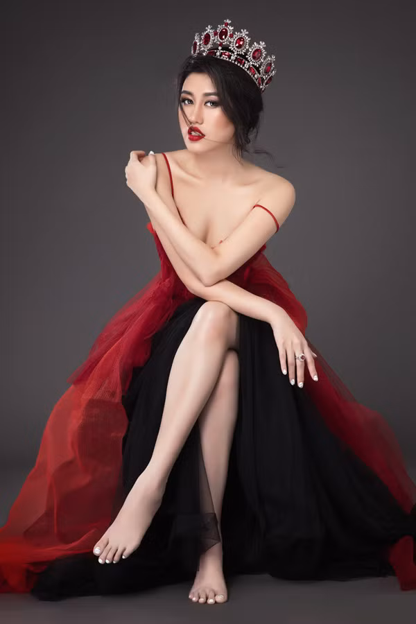 Emily Hồng Nhung hiện lấn sân sang lĩnh vực thiết kế nhưng thỉnh thoảng vẫn làm mẫu ảnh.