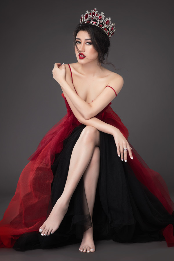 Emily Hồng Nhung hiện lấn sân sang lĩnh vực thiết kế nhưng thỉnh thoảng vẫn làm mẫu ảnh.