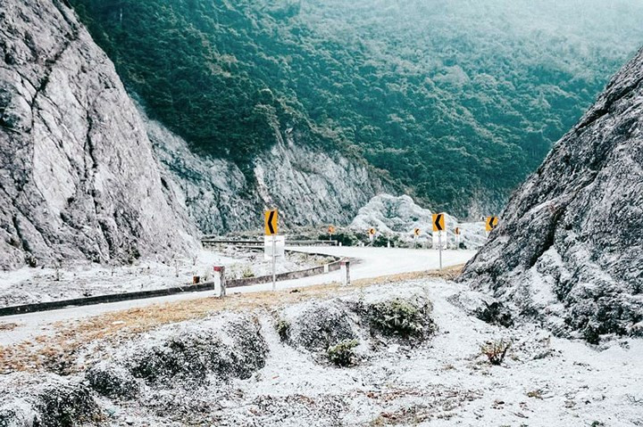 Đèo Thung Khe: Đèo Thung Khe nằm giữa Tân Lạc và Mai Châu còn có tên gọi khác là đèo Đá Trắng. Thung Khe một ngày như có bốn mùa. Sáng trong trẻo, thung lũng dưới chân đèo xanh mướt thảm cỏ,đầy sức sống mùa xuân. Trưa chói chang như ngày hè. Chiều dìu dịu, con đường đèo như 