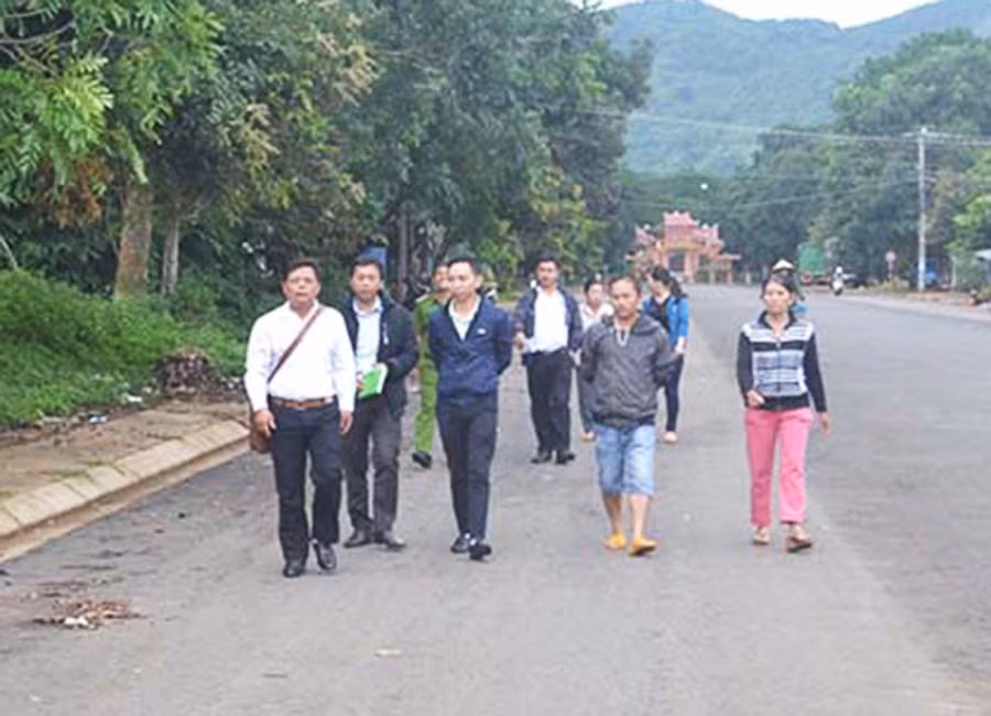  Đoàn công tác của huyện Mang Yang đo đạc đường Trần Phú để xác định mốc giới tranh chấp đất giữa hộ bà Hà và hộ ông Hồng, hộ ông Hiến. Ảnh: H.C 